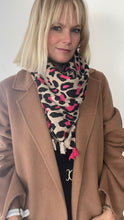 Carregar imagem no visualizador da galeria, Bright Pink Leopard Print Tassel Scarf
