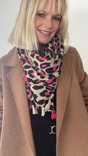 Charger l&#39;image dans la galerie, Bright Pink Leopard Print Tassel Scarf
