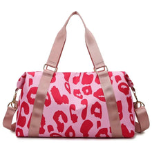 Afbeelding in Gallery-weergave laden, Large Pink Animal Print Holdall
