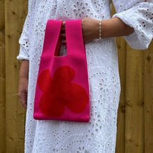 Laden Sie das Bild in den Galerie-Viewer, Pink &amp; Red Knitted Flower Bag
