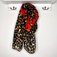 Cargar imagen en el visor de la galería, Leopard &amp; Red Heart Print Scarf
