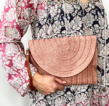 Carica l&#39;immagine nel visualizzatore di Gallery, Pink Straw Woven Clutch Bag
