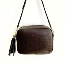 Carica l&#39;immagine nel visualizzatore di Gallery, Dark Brown Crossbody Bag with Tassel
