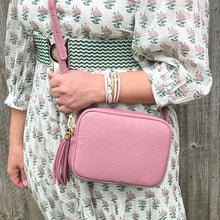 Afbeelding in Gallery-weergave laden, Dusty Pink Crossbody Bag with Tassel
