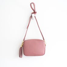 Laden Sie das Bild in den Galerie-Viewer, Dusty Pink Crossbody Bag with Tassel
