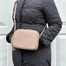 Afbeelding in Gallery-weergave laden, Blush Pink Crossbody Bag with Tassel
